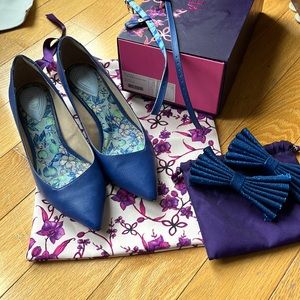 Veerah Maya Blue Appeel,size 8.5. Incl clipon bows and ankle straps